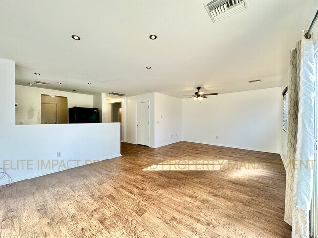 Foto del edificio - 5210 E Desert Straw Ln