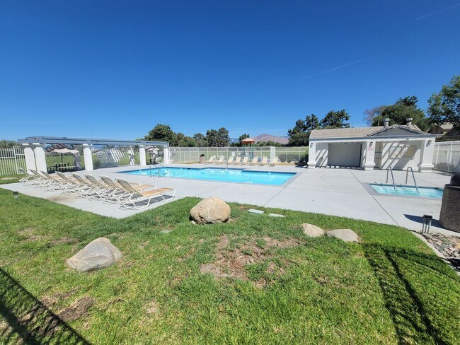 Foto del edificio - Beautiful 2-Story 4-Bedroom Home in Menton...