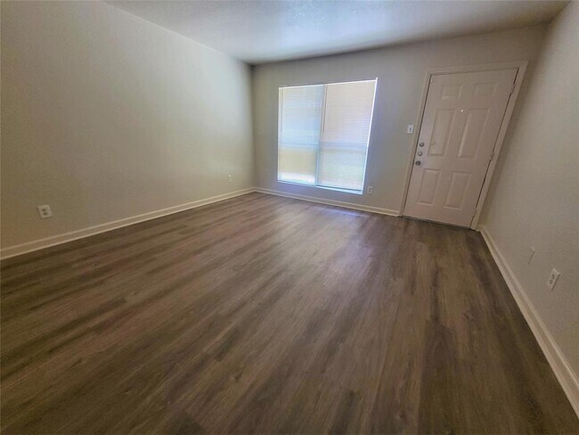 Building Photo - 8100 Creekbend Dr