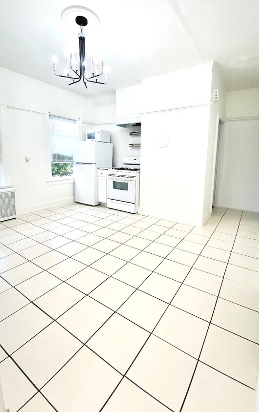 Eat-in kitchen, double sinks, microwave - 273 Jastram St