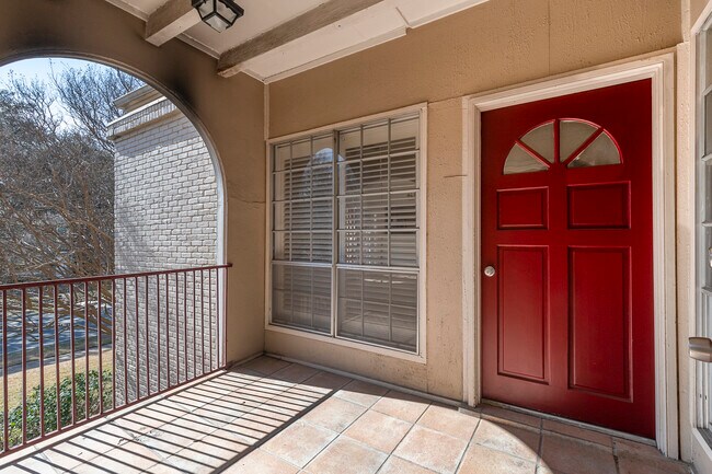Entrada con patio privado - 4023 Wycliff Ave