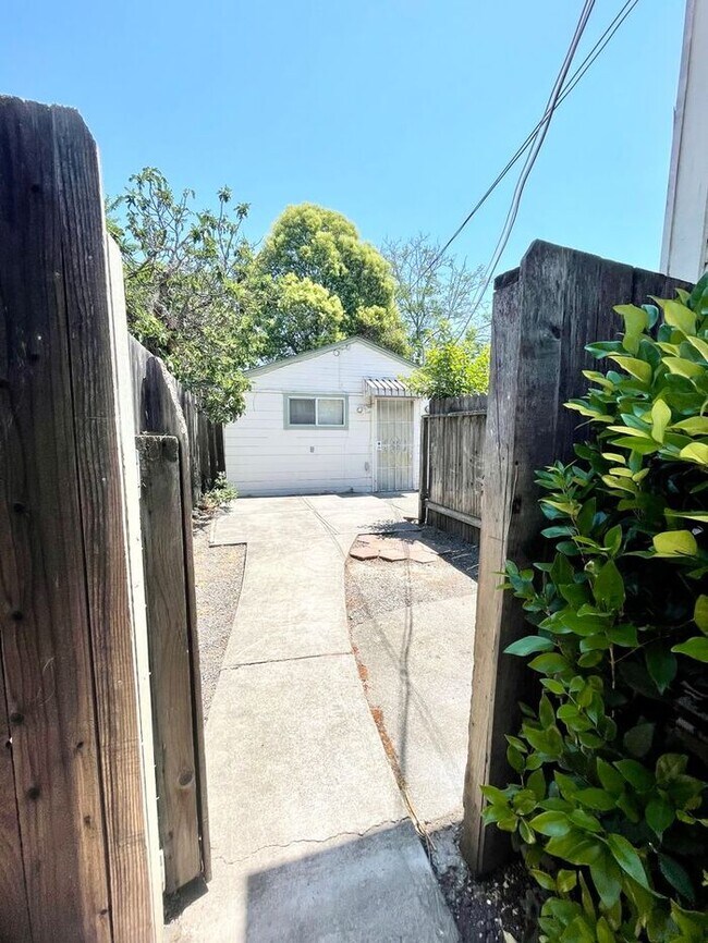 Foto del edificio - $1,500 Monthly, Studio apartment walking d...