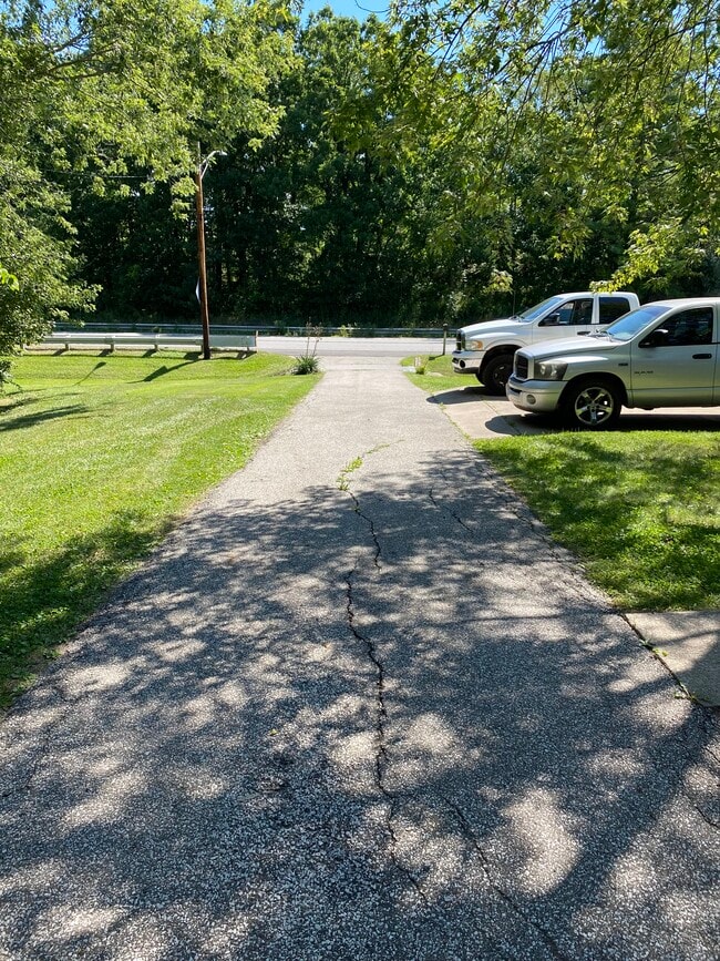 Building Photo - 718 N State Rd 149