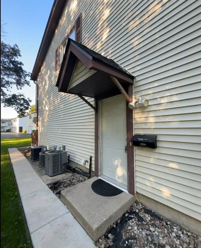 Building Photo - 821 Gael Dr
