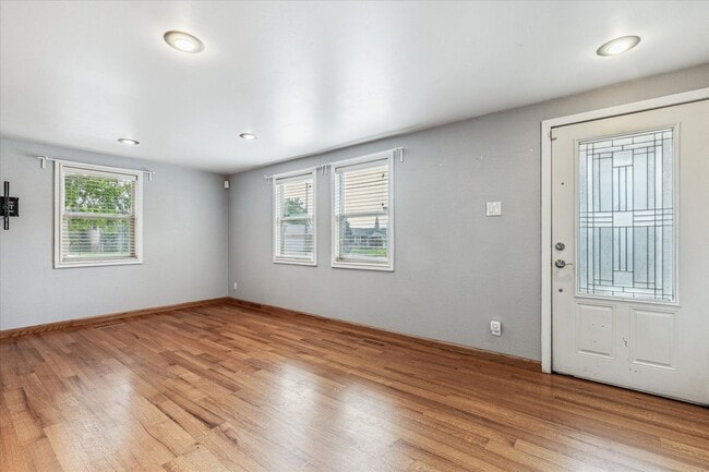 Building Photo - Adorable Cory-Merrill Bungalow For Rent!