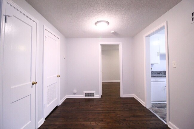 Foto del edificio - One Bedroom Duplex in North Kansas City