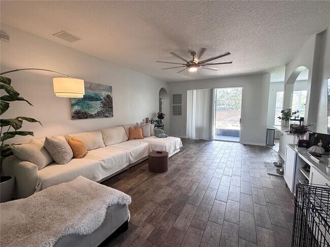 Foto del edificio - 902 Lost Grove Cir
