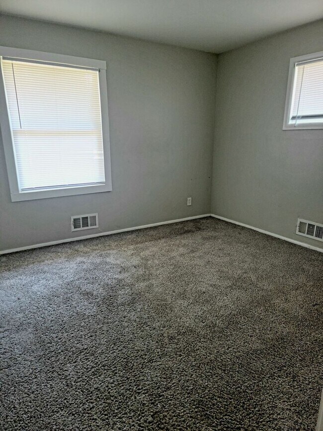 Building Photo - 3 Bed/2 Bath Home