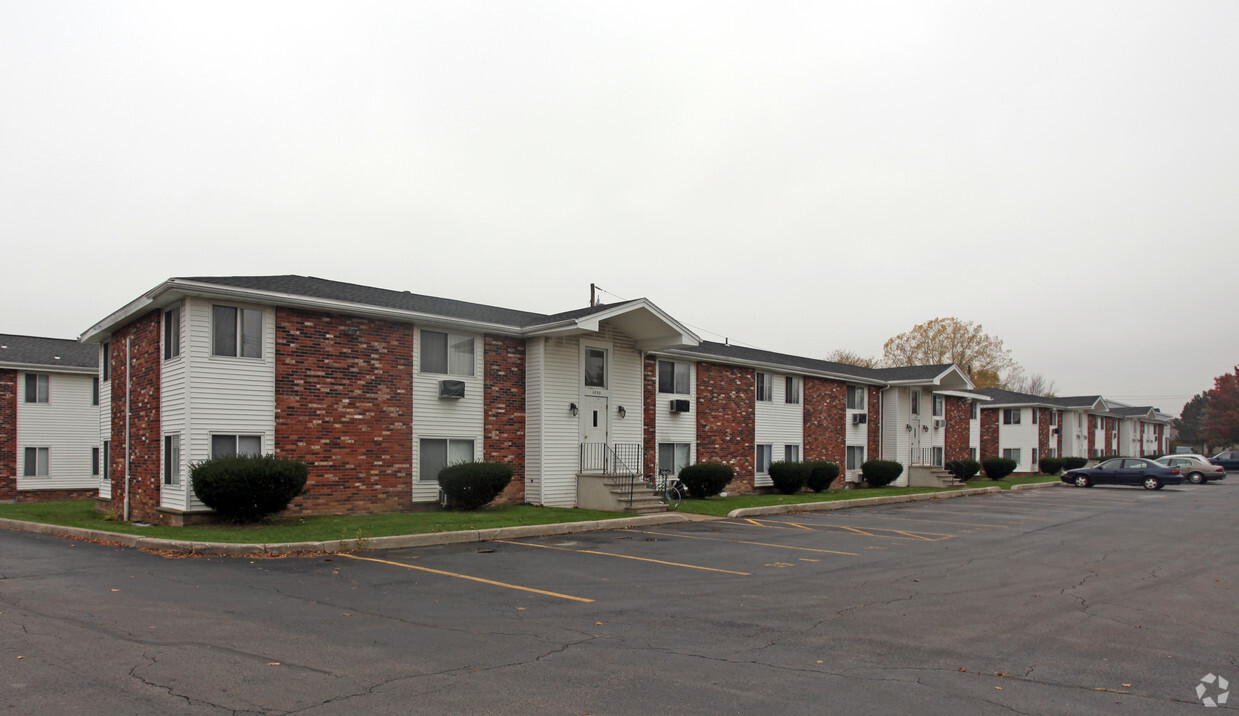 Primary Photo - Westmont Apartments