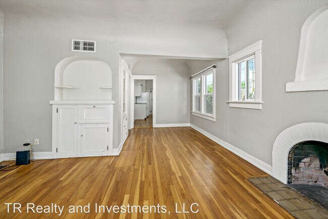 Building Photo - 3 br, 2 bath House - 2710 E. 6th Street