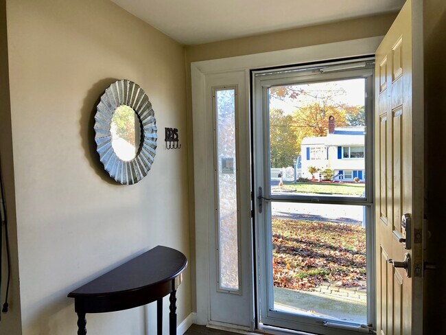 Foto del edificio - 10 Radcliffe Dr