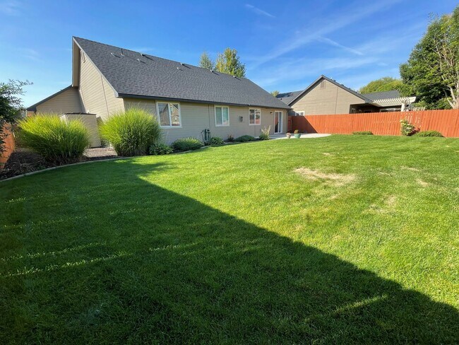Building Photo - Spacious 3-Bed + Den Home in Hollybrook Su...