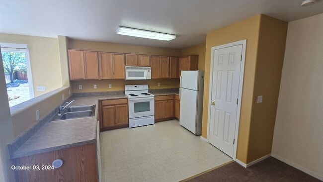 Building Photo - Spacious Two Story Townhome on Golf Course