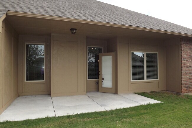 Foto del edificio - Newer Home built in  2014 w/storm shelter!