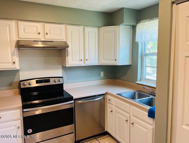 Foto del edificio - 4915 Baymeadows Rd