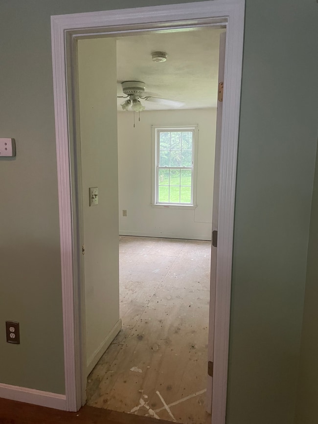 Building Photo - private drive/yard - ranch