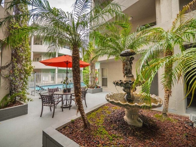Interior Photo - 1815 N. Harvard Blvd