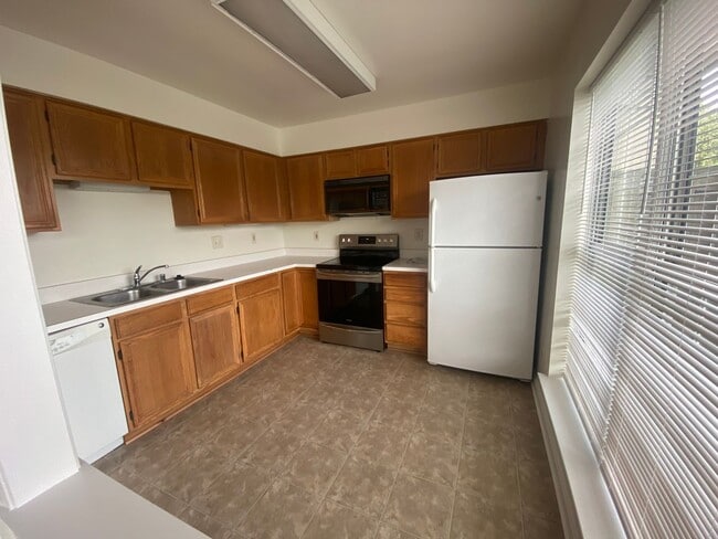 Building Photo - Sun-filled 2 Bed 2 Bath Condo In Sought Af...