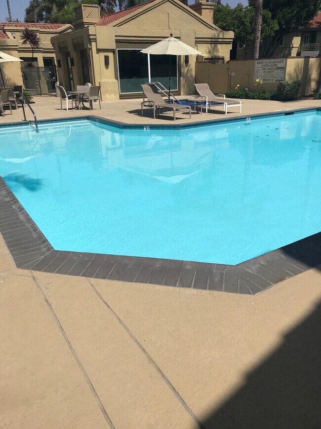 Building Photo - Upgraded upstairs corner unit in the Veran...