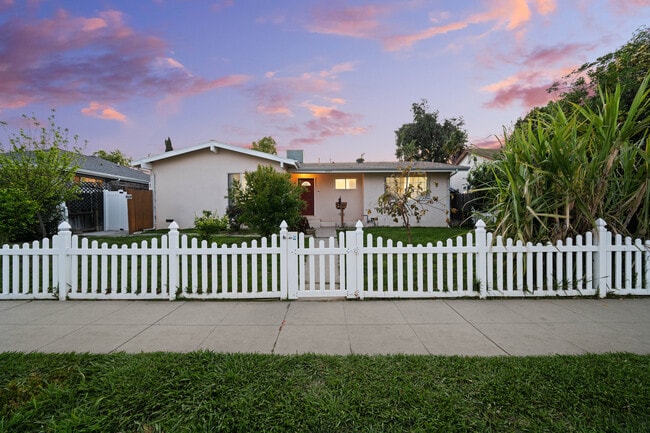 Foto del edificio - 6527 Woodlake Ave