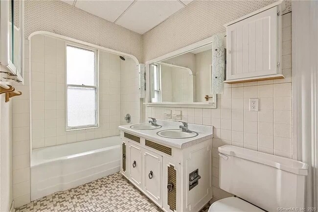 Bathroom - 590 N Main St