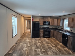 Building Photo - 2440 Maple Dr