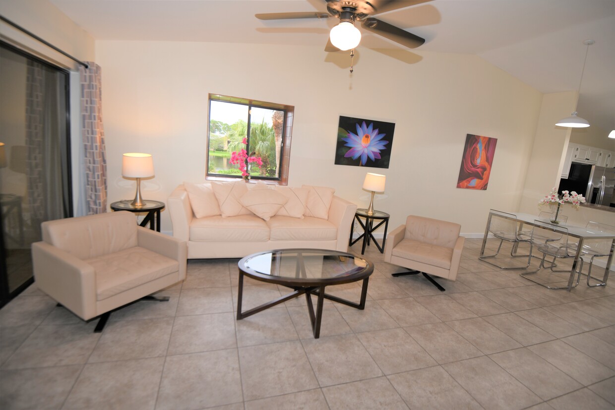 Large open floor plan. Spacious living and dining areas. - 3071 SE Aster Ln