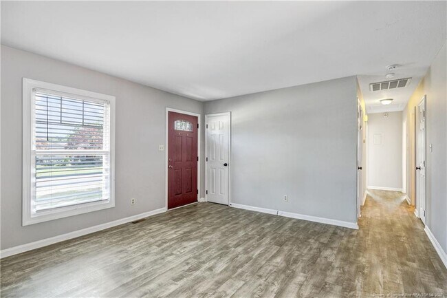 Building Photo - 5051 Hampshire Dr