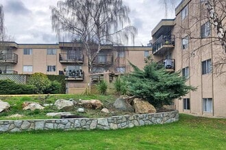 Building Photo - 885 Dunsmuir Rd