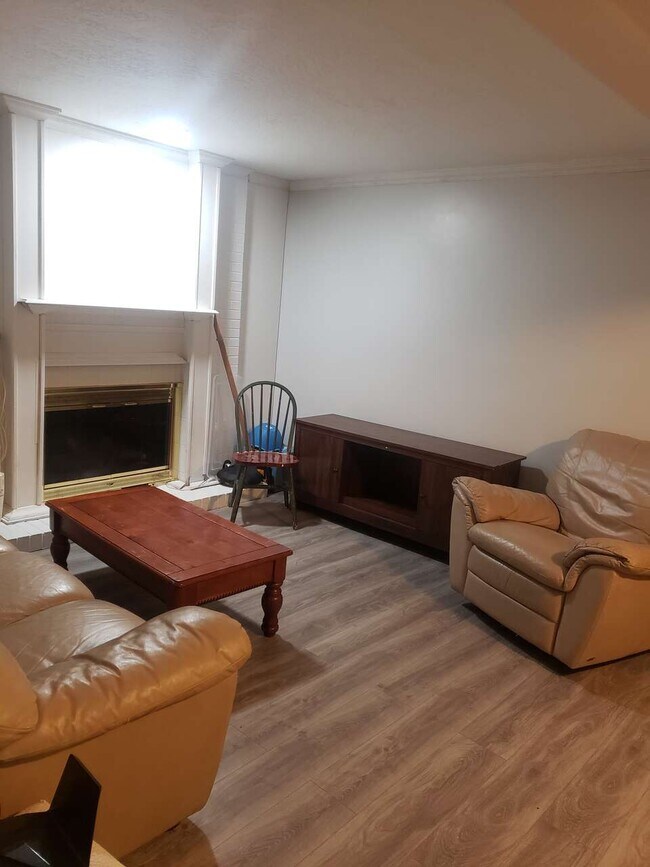 Sala de estar de la planta baja - 3265 W Florlita Ave