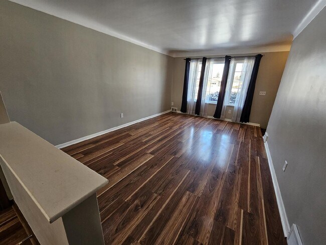 Foto del edificio - 2 Bedroom, 2 Bath Duplex, Huge Basement with 2-Car Garage – St. Clair Shores