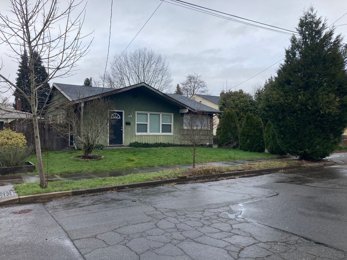 Foto principal - Charming Bungalow in Roselawn – Available ...