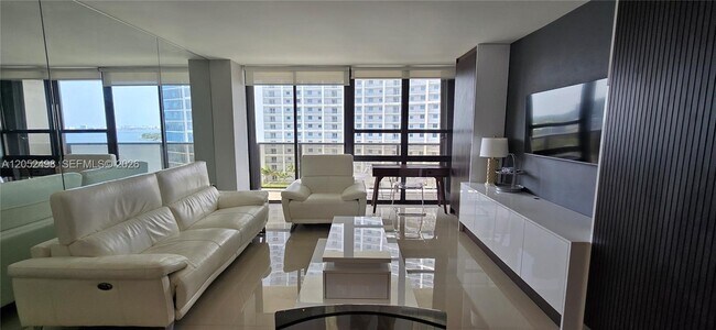 Foto del edificio - 600 NE 36th St