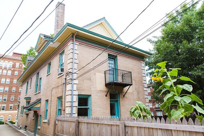 Building Photo - Victorian House