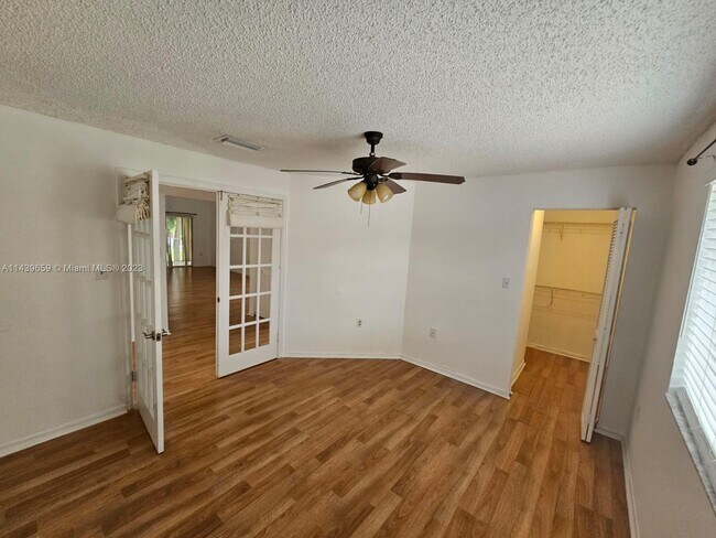 Building Photo - 2206 Glenmoor Dr