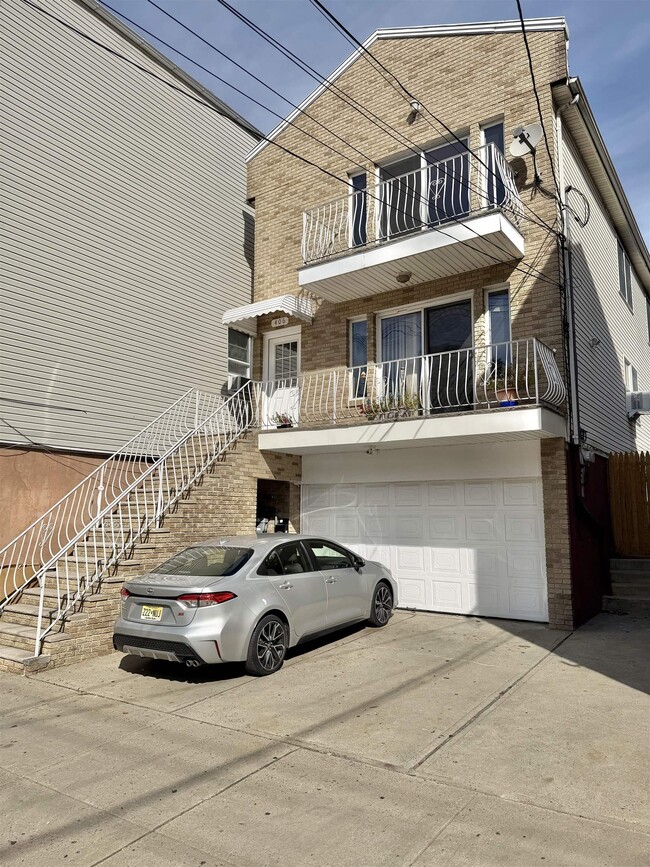Building Photo - 406 5th St