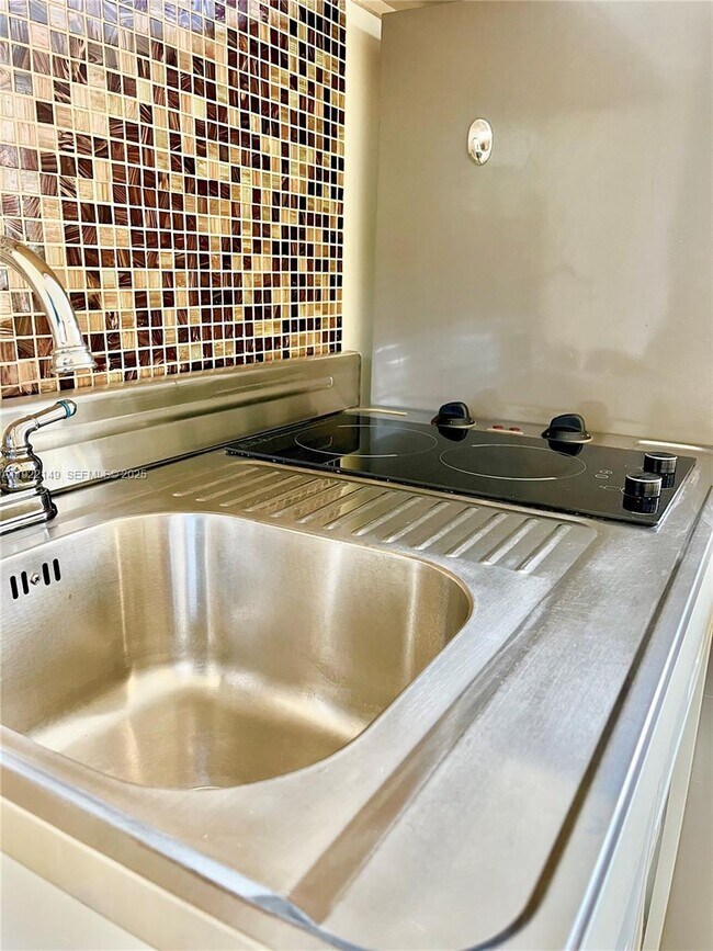 Foto del edificio - 6815 NW 14th St