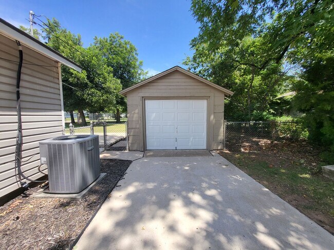 Building Photo - 3 bedroom 1 bathroom house with garage and...