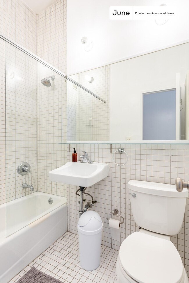 Building Photo - Private bedroom in 3 bed/2 bath Home