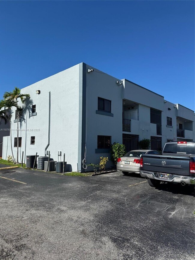 Building Photo - 1300 W 41st St