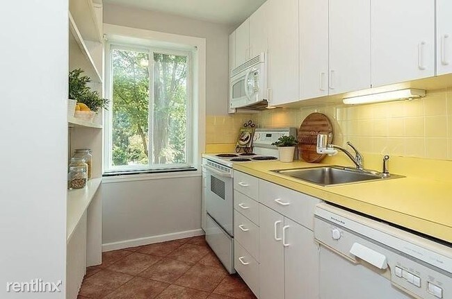 Building Photo - 1 br, 1 bath Apartment - 125 Pleasant St