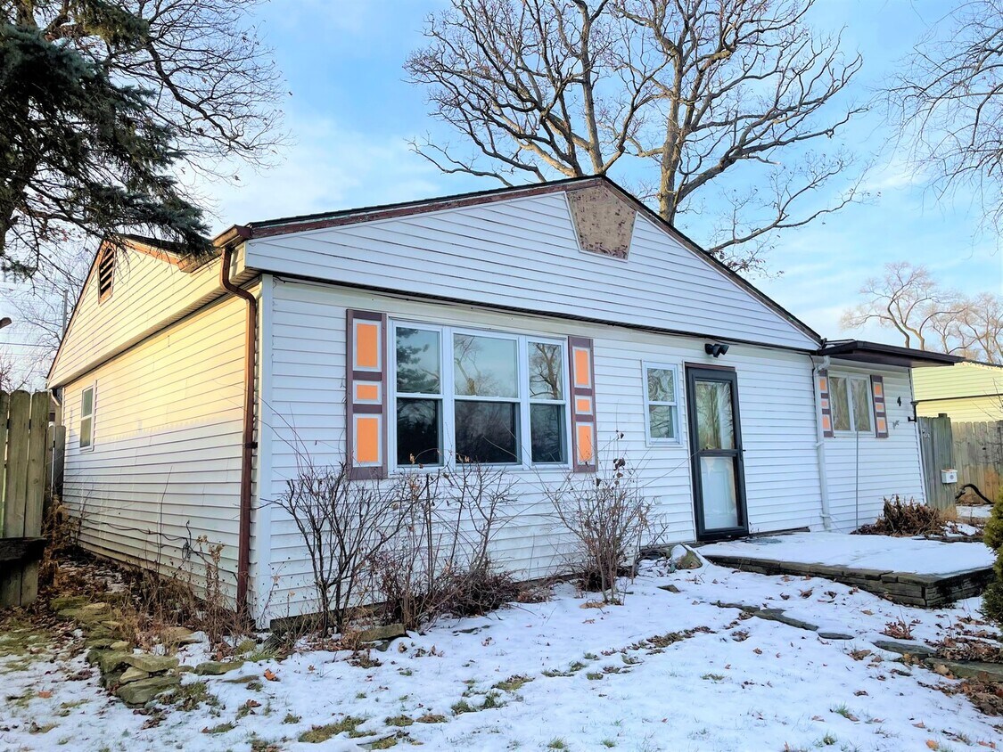 4 Evergreen Ln, Carpentersville, IL 60110 House Rental in