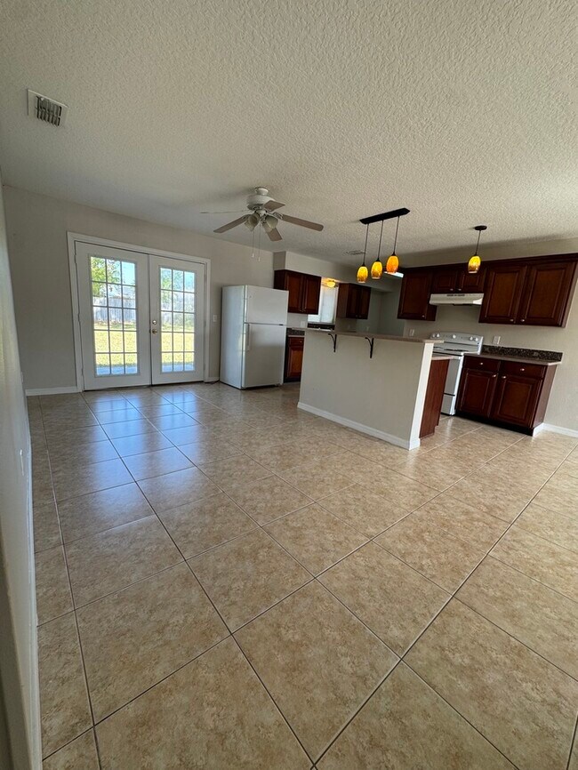 Building Photo - 1732 Laredo Dr