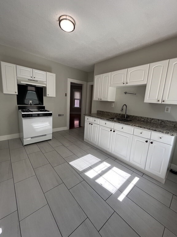 Building Photo - 30 Tremlett St