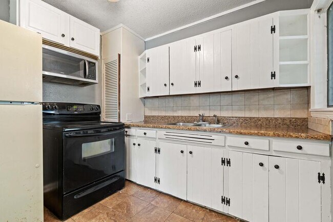 Building Photo - 701 Farnell Ln