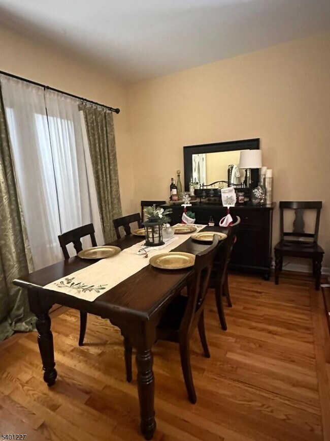 Building Photo - 18 Hilton St