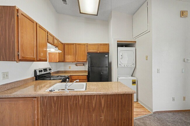 Foto del edificio - Charming Top-Floor Studio in Aurora with Private Patio & In-Unit Laundry