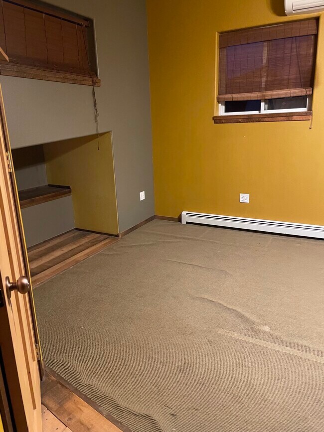 Main Bedroom - 922 Defoe St