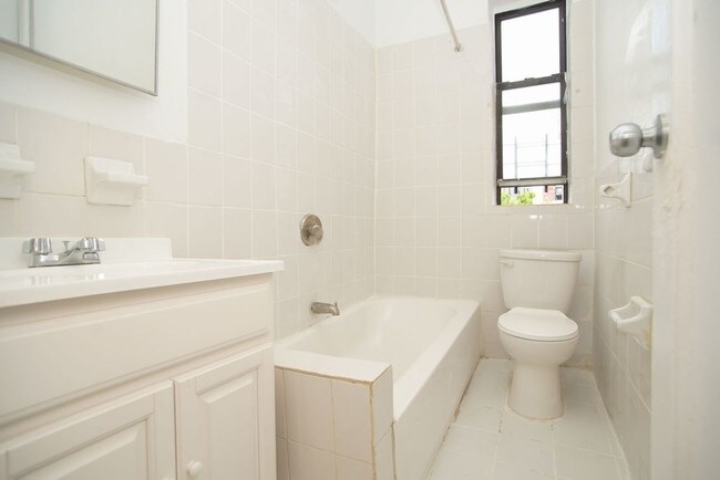 Building Photo - 2585 Bainbridge Ave