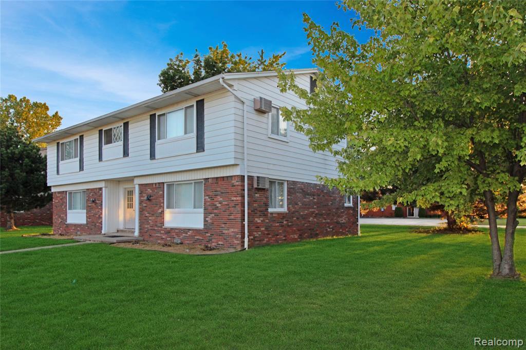 Foto principal - 24024 Hall Rd